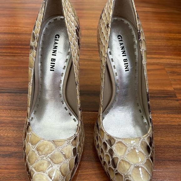 Shoes in great condition, worn twice, size 7 - Picture 2 of 4